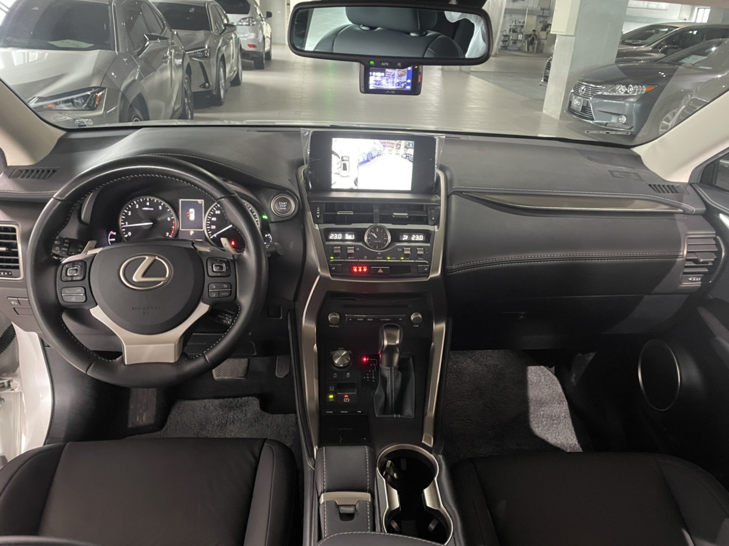 Lexus nx200 салон